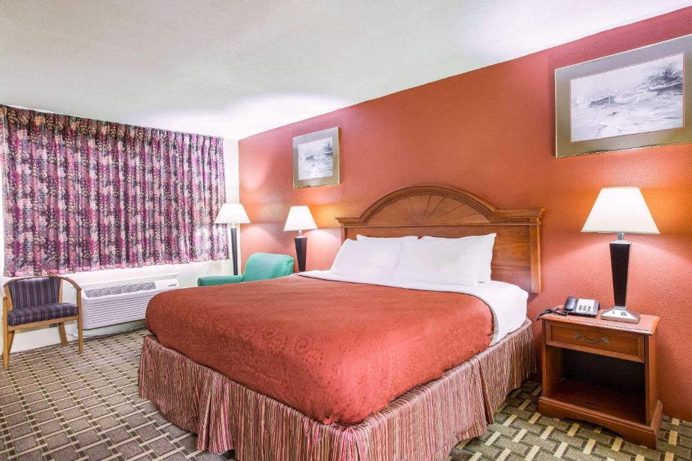 King Room - Non-Smoking interior